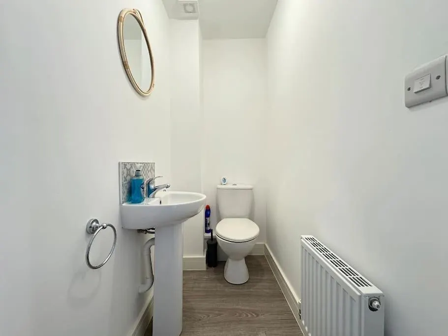 Modern 2 Bedroom Home In Central Location With 3 Beds And Free Driveway Parking Doncaster 0*,