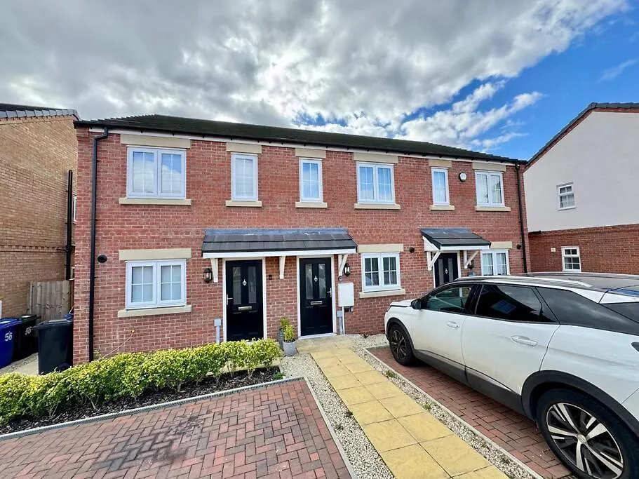 Modern 2 Bedroom Home In Central Location With 3 Beds And Free Driveway Parking Doncaster