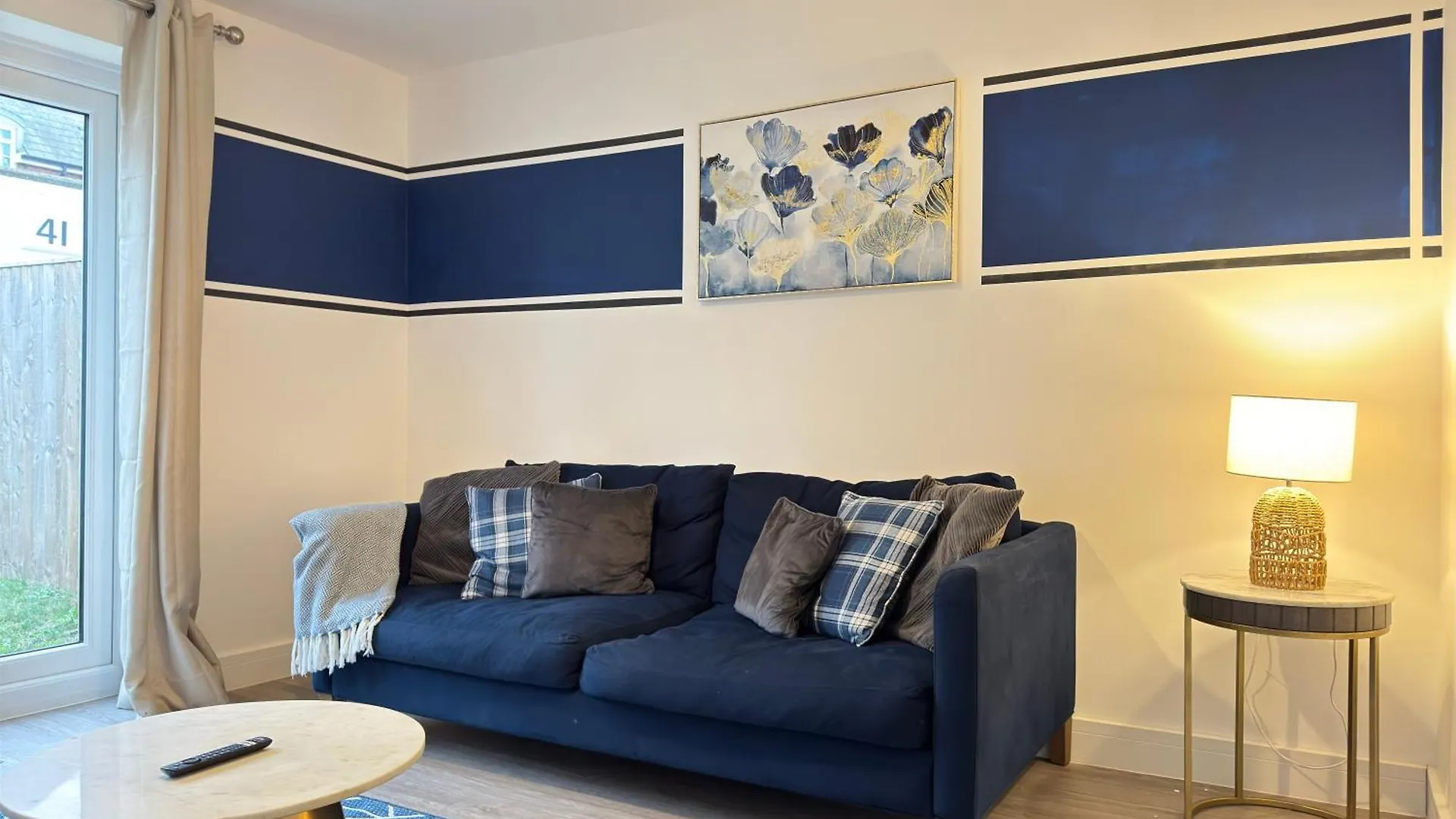 Modern 2 Bedroom Home In Central Location With 3 Beds And Free Driveway Parking Doncaster 0*,